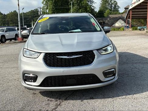 Used 2023 Chrysler Pacifica Touring-L image 2