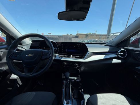 Used 2025 Chevrolet Trax LT image 32