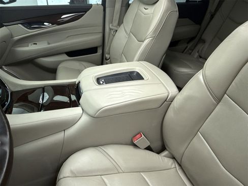 Used 2016 Cadillac Escalade Luxury image 29