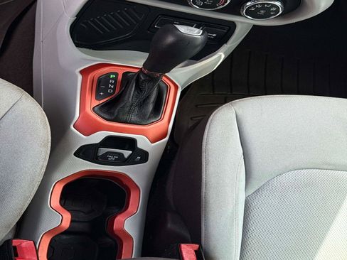 Used 2017 Jeep Renegade Latitude FWD image 23