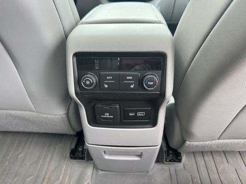 Used 2023 GMC Acadia SLT w/ Technology Package AWD/4WD image 32