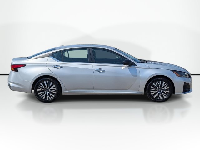 Used 2024 Nissan Altima 2.5 SV FWD image 6