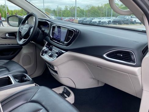Used 2023 Chrysler Pacifica Touring-L FWD image 31
