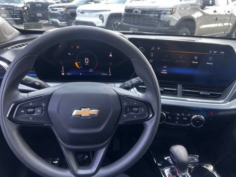 Used 2026 Chevrolet Trax LT FWD image 28