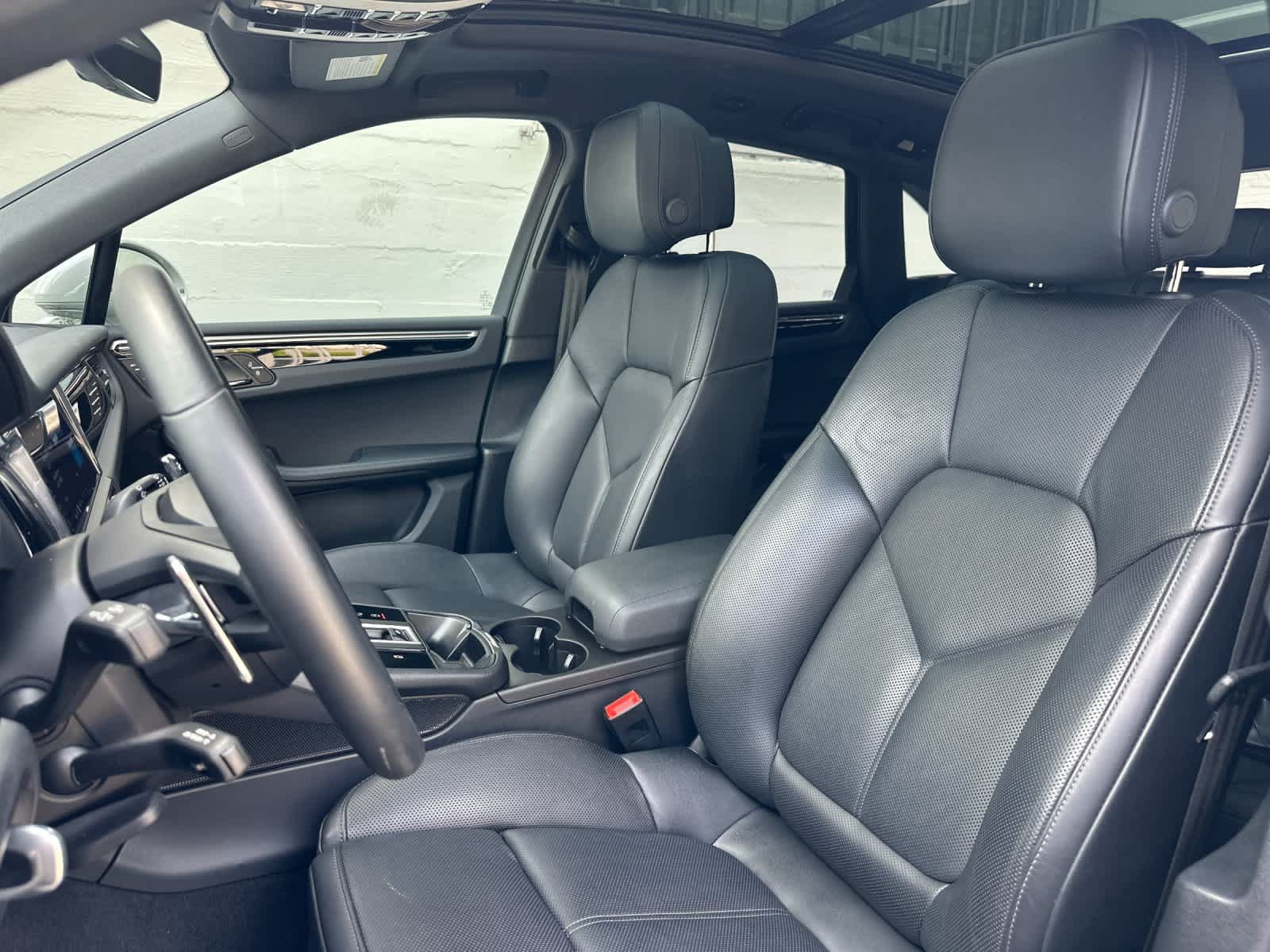 Certified 2025 Porsche Macan AWD/4WD image 5