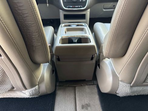 Used 2016 Chrysler Town & Country Touring image 18