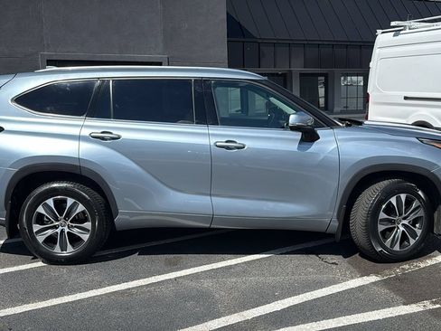 Used 2021 Toyota Highlander XLE AWD/4WD image 2