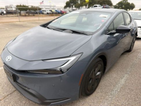 Used 2025 Toyota Prius LE FWD image 1