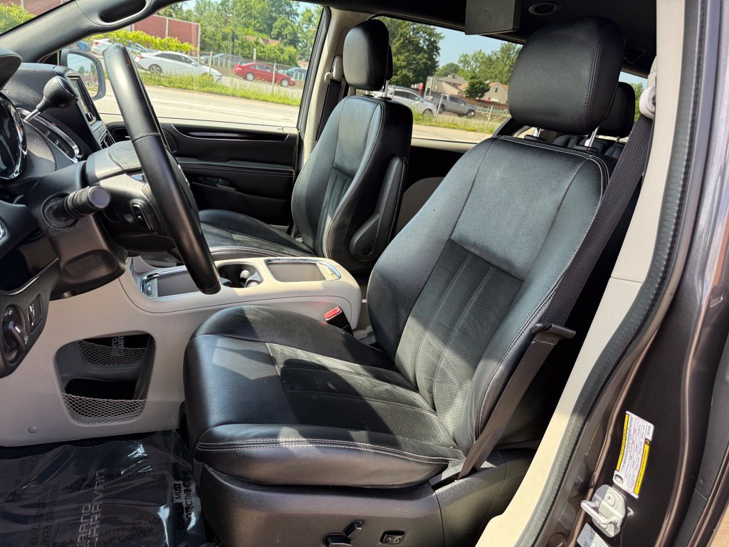 Used 2017 Dodge Grand Caravan SXT w/ Rear Park Assist Package FWD image 21