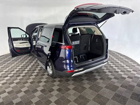 Used 2023 Kia Carnival LX FWD image 19