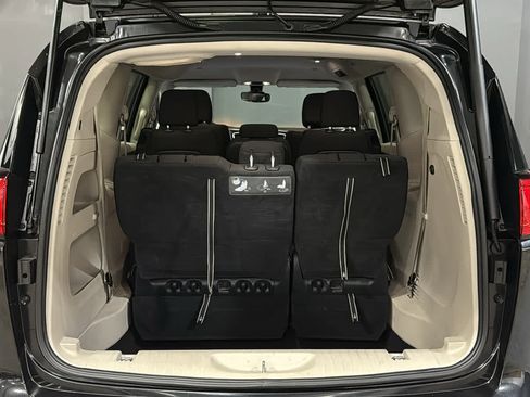 Used 2017 Chrysler Pacifica Touring FWD image 28