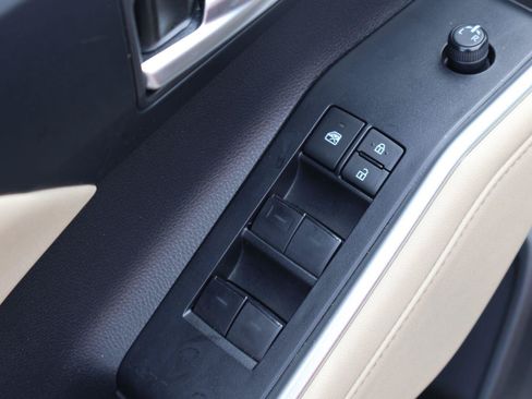 Used 2023 Toyota Highlander XLE FWD image 25
