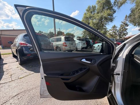 Used 2015 Ford Focus SE FWD image 11