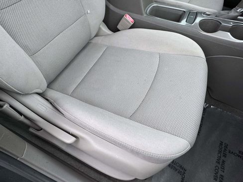 Used 2018 Chevrolet Cruze LT w/ Sun And Sound Package image 10