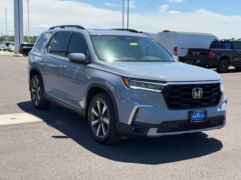 Used 2025 Honda Pilot Touring image 3