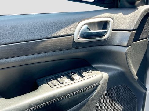Used 2018 Jeep Grand Cherokee Altitude RWD image 18