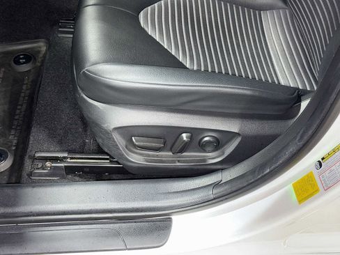 Used 2020 Toyota Camry SE w/ Sunroof Package FWD image 23