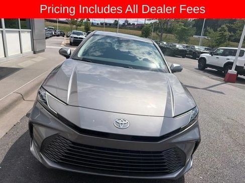 Used 2025 Toyota Camry XLE FWD image 4