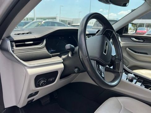 Used 2022 Jeep Grand Cherokee Overland AWD/4WD image 9