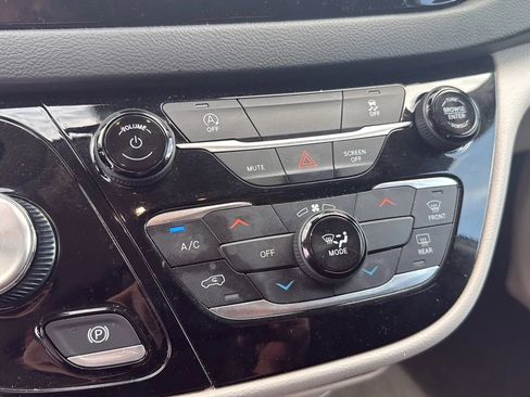 Used 2023 Chrysler Voyager LX FWD image 18