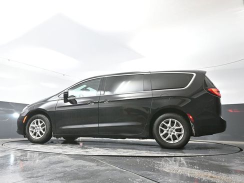 Used 2024 Chrysler Pacifica Touring-L image 30