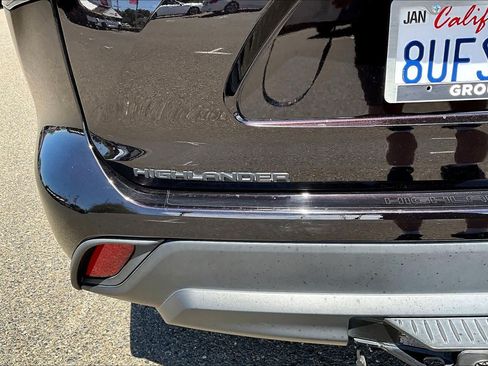 Certified 2021 Toyota Highlander XLE AWD/4WD image 9