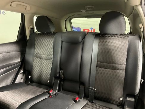 Used 2019 Nissan Rogue SV w/ Premium Package FWD image 16