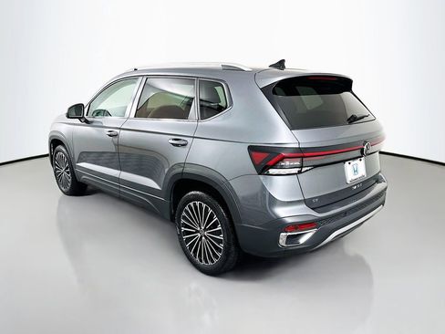 Used 2025 Volkswagen Taos SE FWD image 7