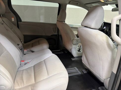 Used 2020 Toyota Sienna L image 44