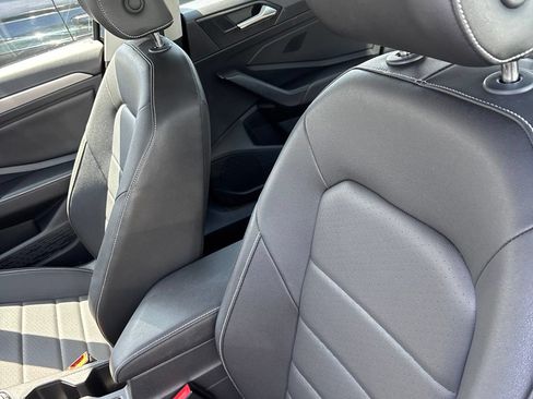 Used 2024 Volkswagen Jetta SE FWD image 3