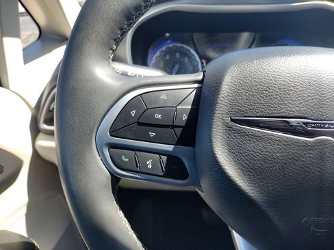 Used 2023 Chrysler Pacifica Touring-L FWD image 28