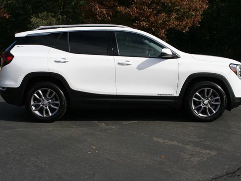 Used 2023 GMC Terrain SLT image 3