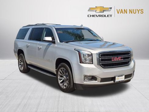 Used 2017 GMC Yukon XL SLT w/ Open Road Package AWD/4WD image 3
