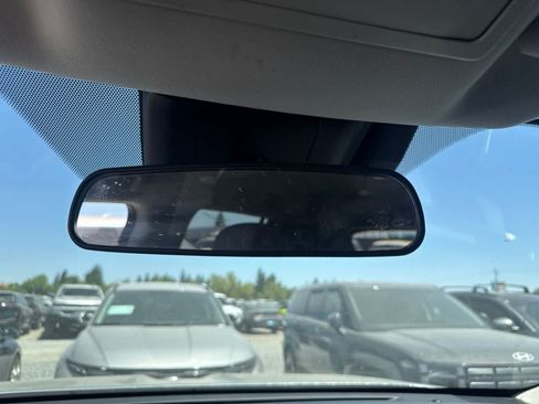 Used 2021 Toyota Highlander LE FWD image 24