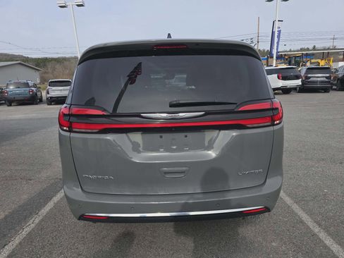 Used 2023 Chrysler Pacifica Limited image 4
