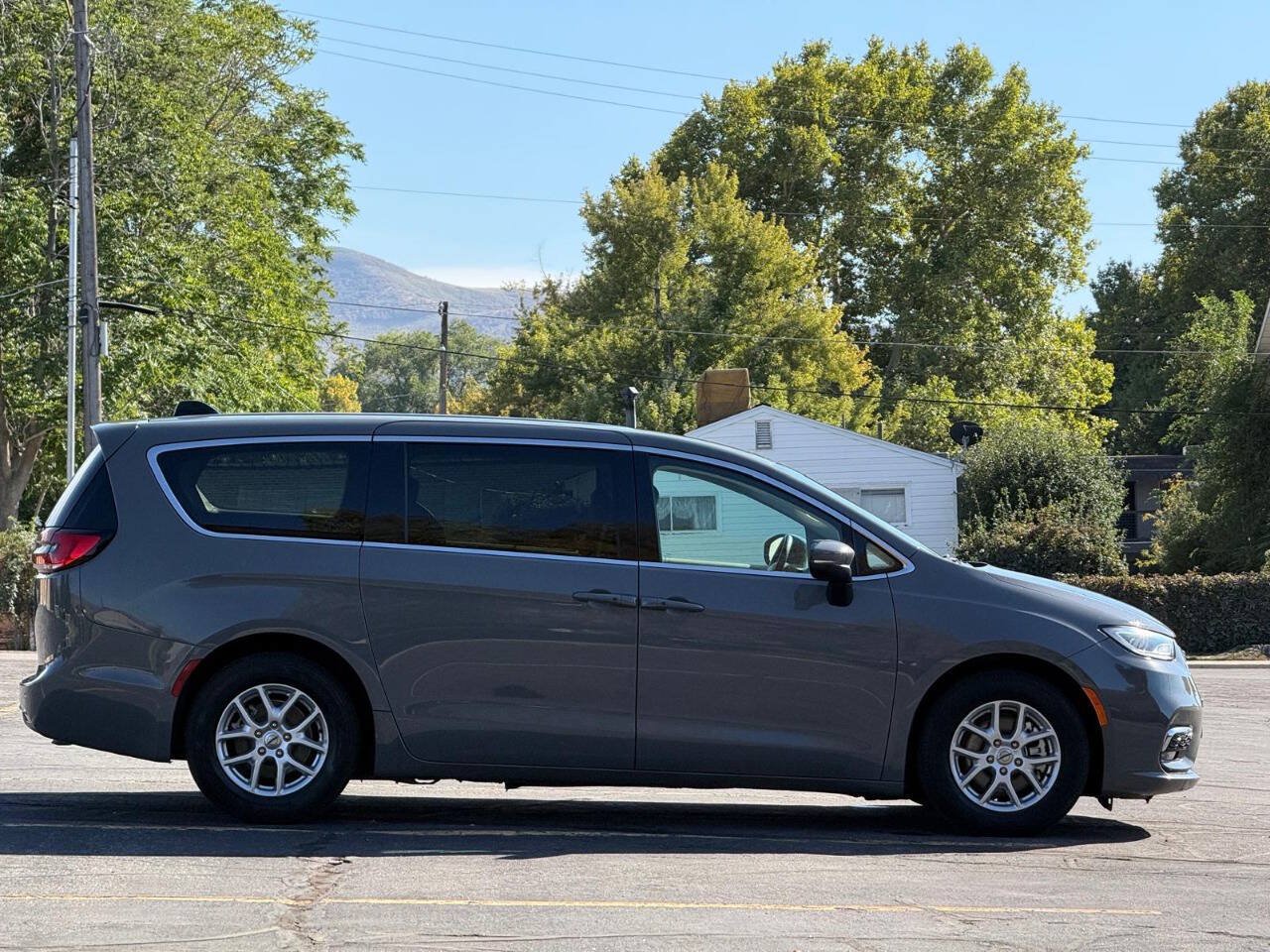 Used 2023 Chrysler Pacifica Touring-L FWD image 6