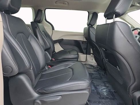 Used 2024 Chrysler Pacifica Limited FWD image 17