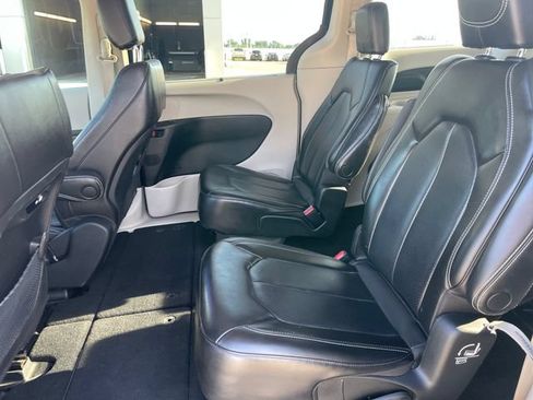 Used 2023 Chrysler Pacifica Touring-L FWD image 28