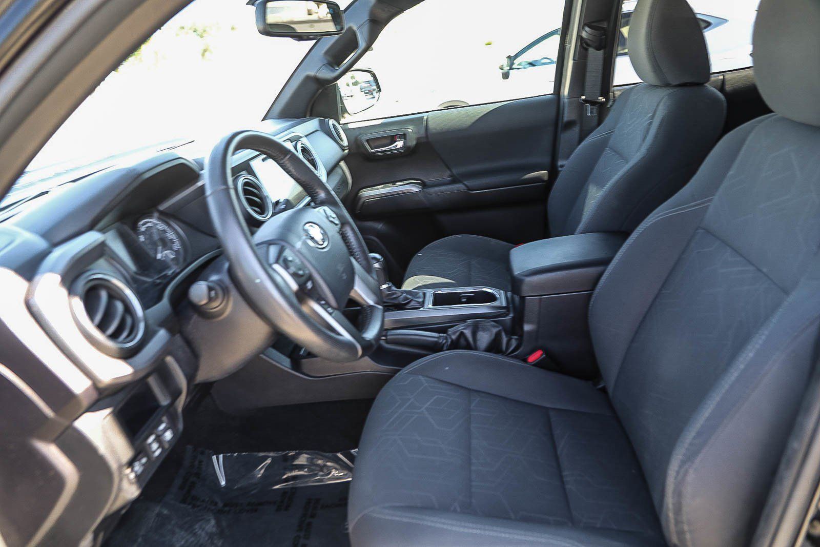 Used 2017 Toyota Tacoma TRD Sport AWD/4WD image 17