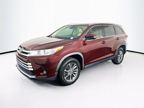 Used 2019 Toyota Highlander XLE FWD image 3