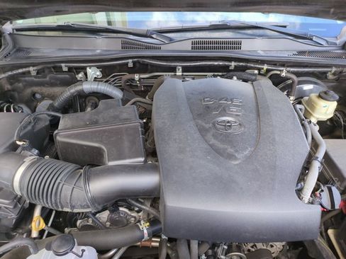 Used 2016 Toyota Tacoma SR5 w/ Towing Package image 21