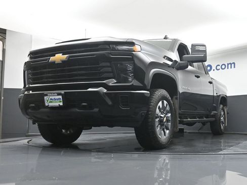 Used 2025 Chevrolet Silverado 2500 Custom w/ Custom Value Package image 6