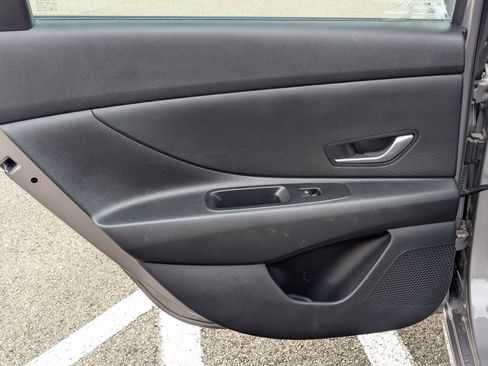 Used 2022 Hyundai Elantra SEL image 16