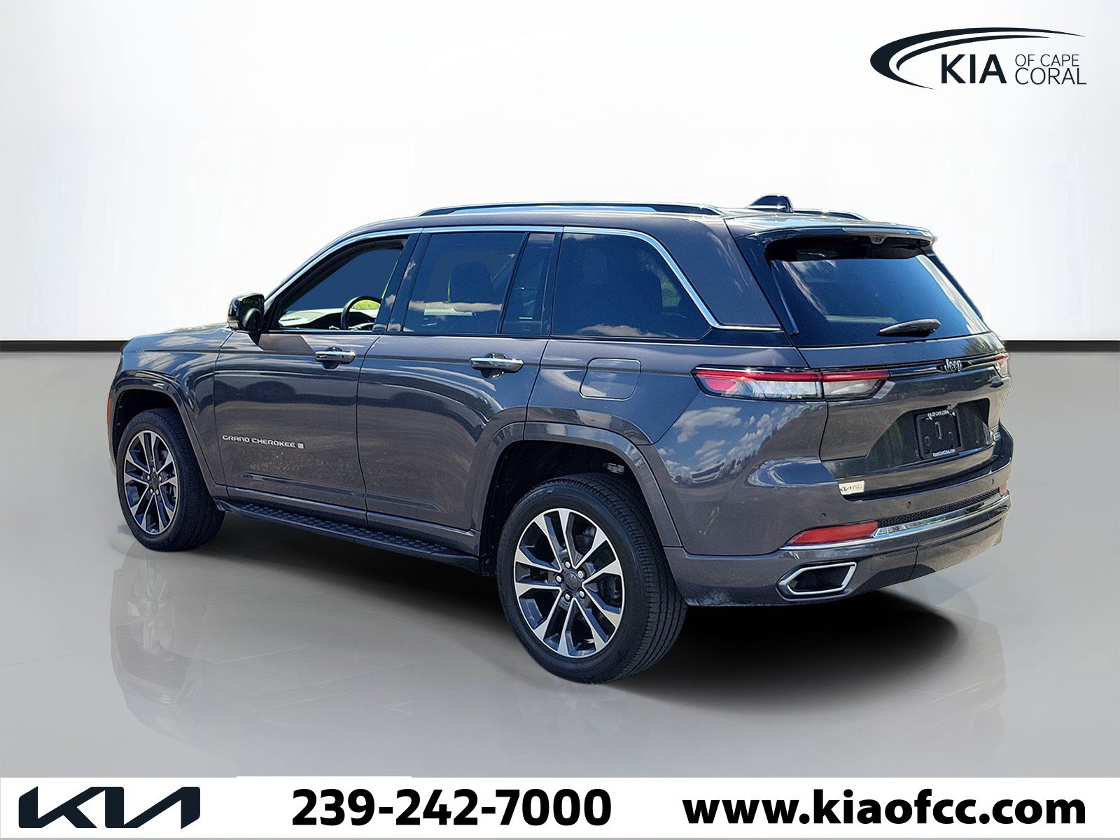 Used 2023 Jeep Grand Cherokee Overland w/ Adv Protech Group III RWD image 4