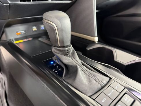Used 2025 Toyota Camry SE w/ Convenience Package FWD image 30
