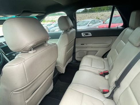 Used 2014 Ford Explorer XLT w/ Equipment Group 202A AWD/4WD image 29