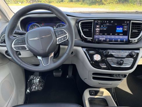 Used 2024 Chrysler Pacifica Touring-L FWD image 16
