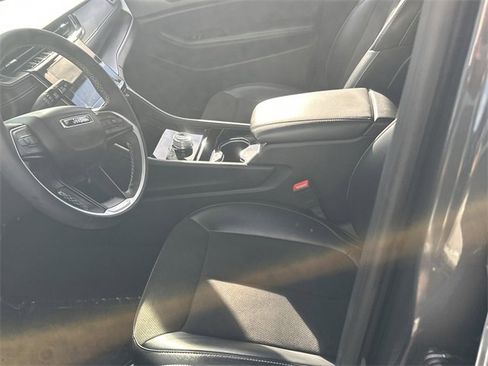 Used 2023 Jeep Grand Cherokee Altitude image 29