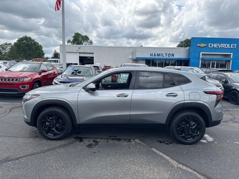 Used 2024 Chevrolet Trax LS w/ LS Convenience Package FWD image 4