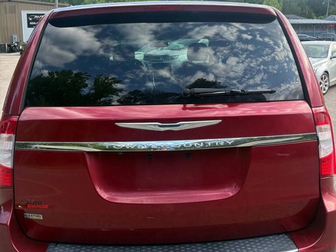 Used 2016 Chrysler Town & Country Touring FWD image 5